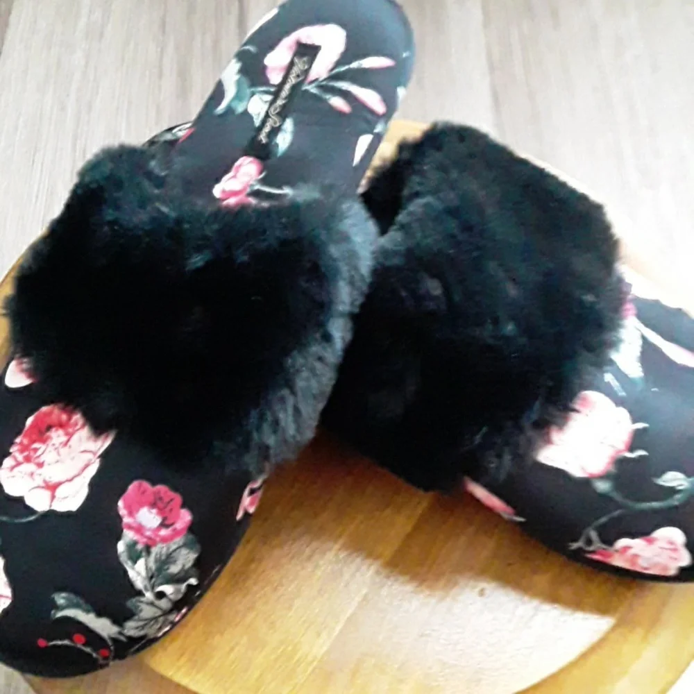Victoria's Secret, ladies slippers - Picture 1 of 6